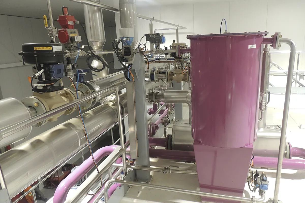 Linha de produção em funcionamento com alta capacidade, demonstrando excelência operacional.