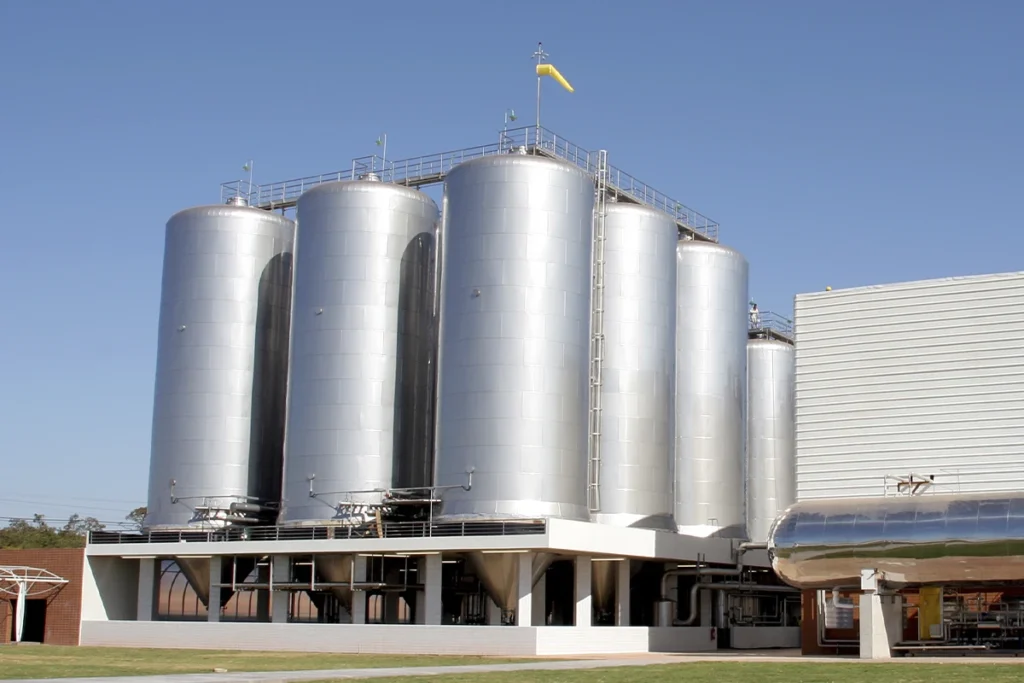 Vista externa de tanques industriais, reforçando infraestrutura de grande porte e excelência técnica.