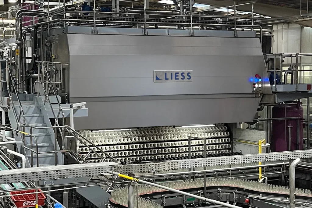 Unidade de processamento industrial de bebidas, demonstrando tecnologia avançada e integração completa.