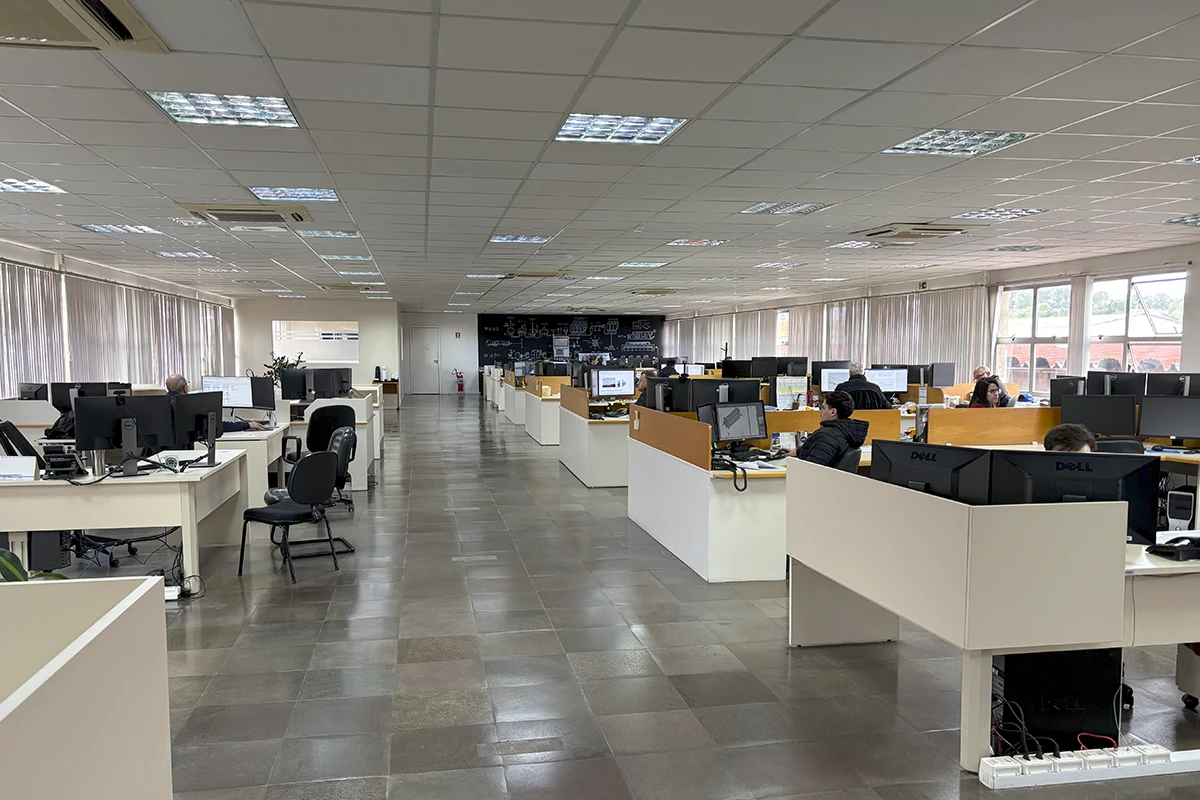 Escritório administrativo moderno, demonstrando infraestrutura de apoio e gestão eficiente.