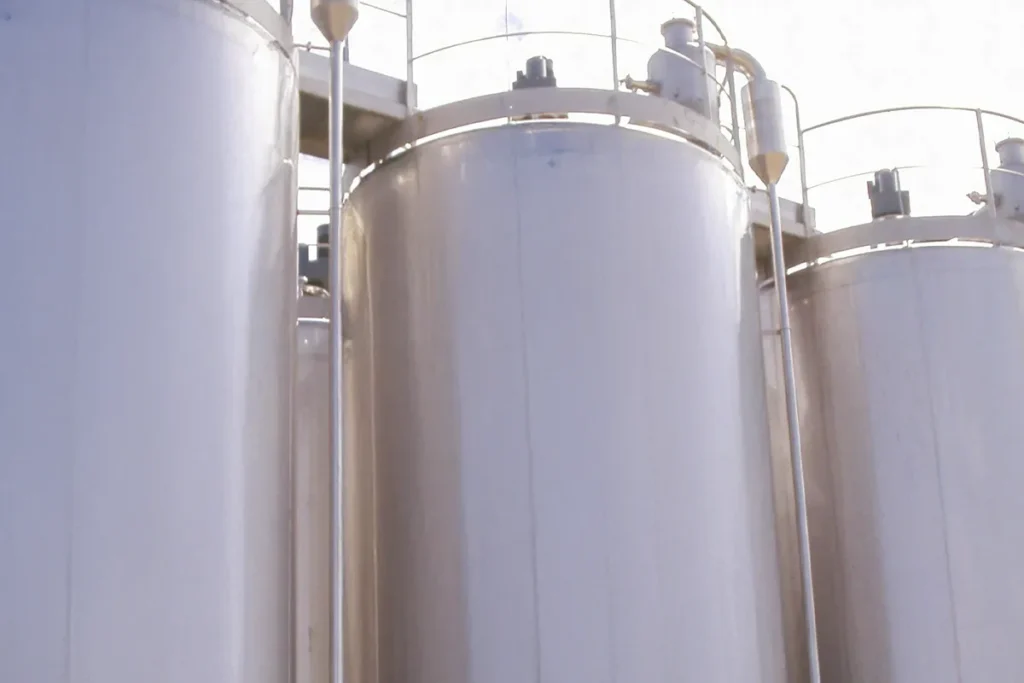 Tanque industrial em aço inoxidável com acabamento sanitário, assegurando padrões técnicos elevados