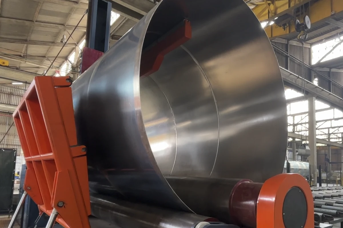 Detalhe de componente industrial em aço inoxidável com vedação de alta performance, evidenciando robustez e confiabilidade.