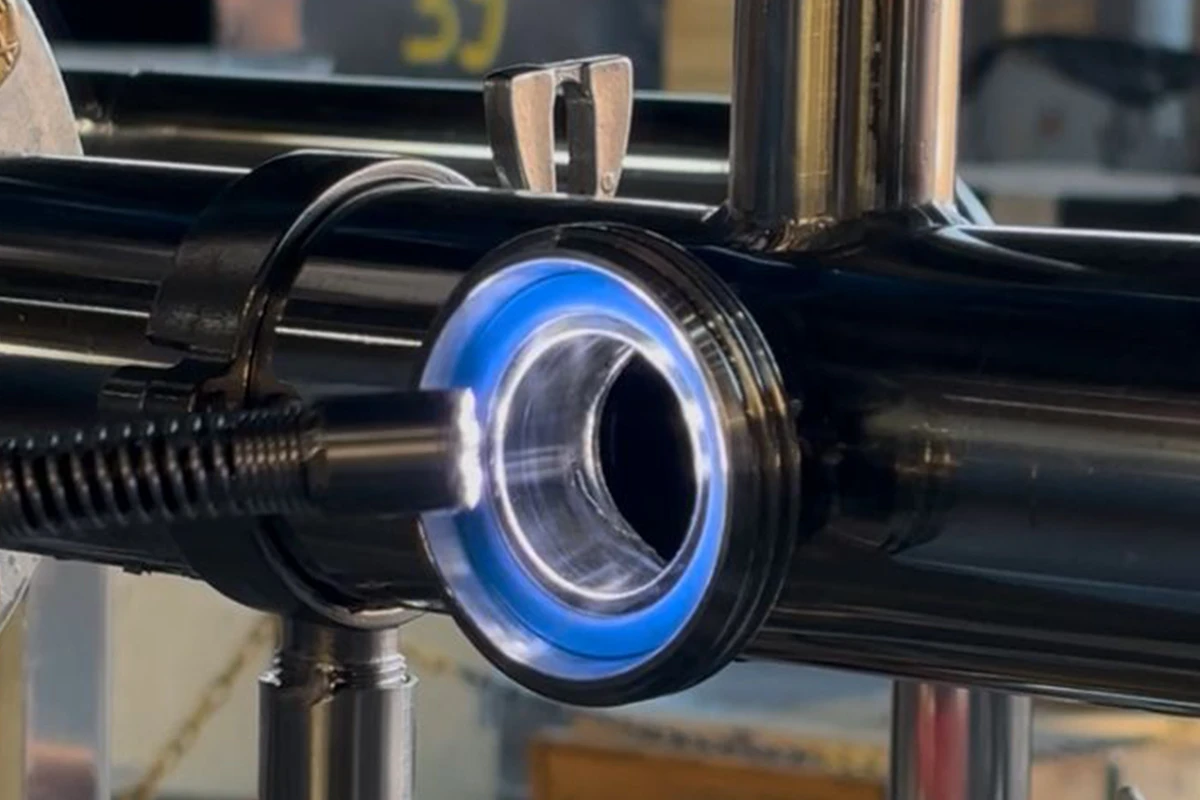 Corte controlado em chapas metálicas, demonstrando tecnologia avançada de fabricação.