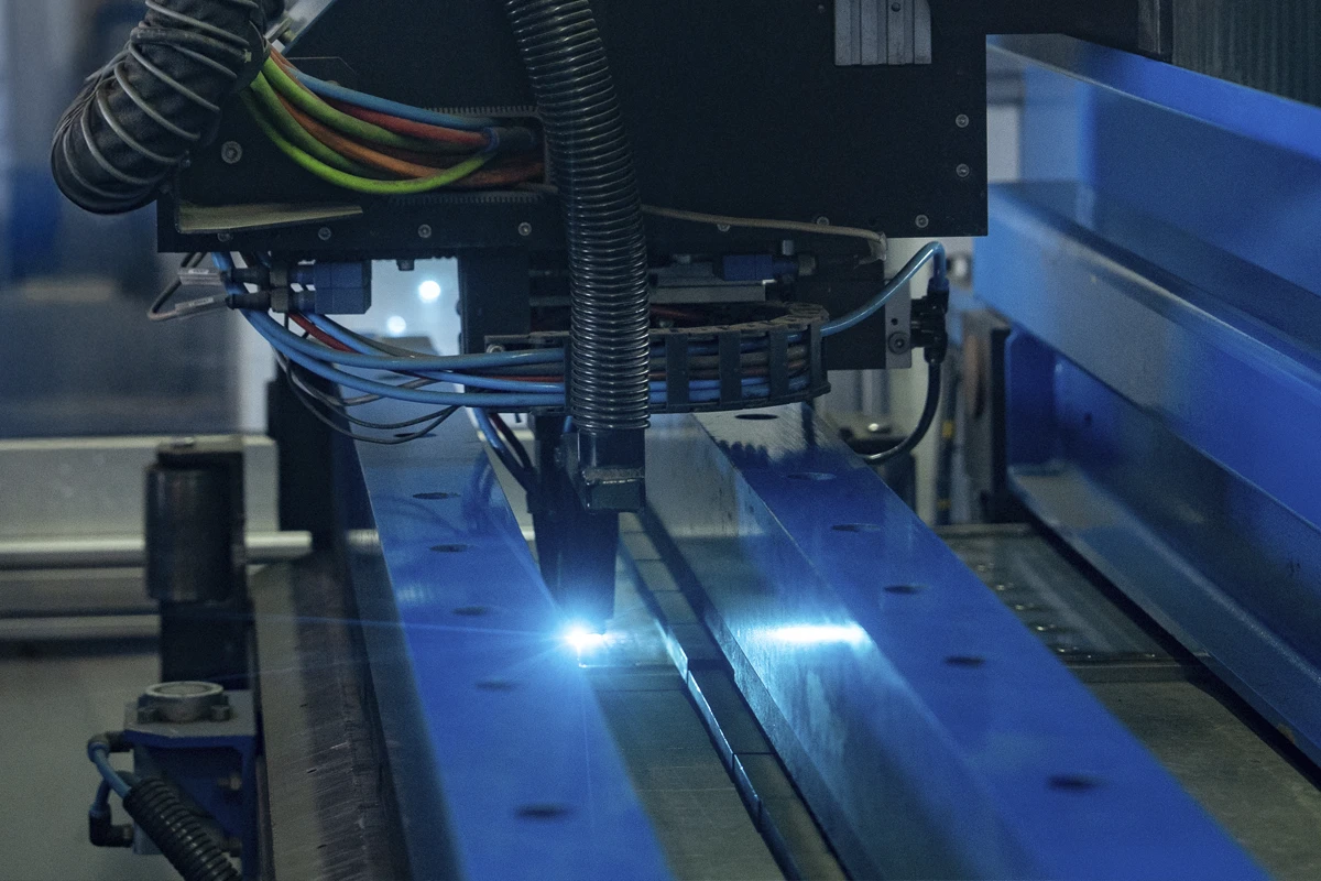 Dobra automatizada de chapa metálica, exemplificando aplicação de tecnologia de ponta em processos industriais