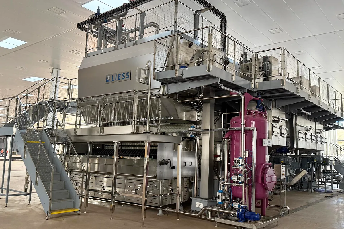 Planta industrial com equipamentos de grande porte, comprovando infraestrutura robusta e tecnologia proprietária.