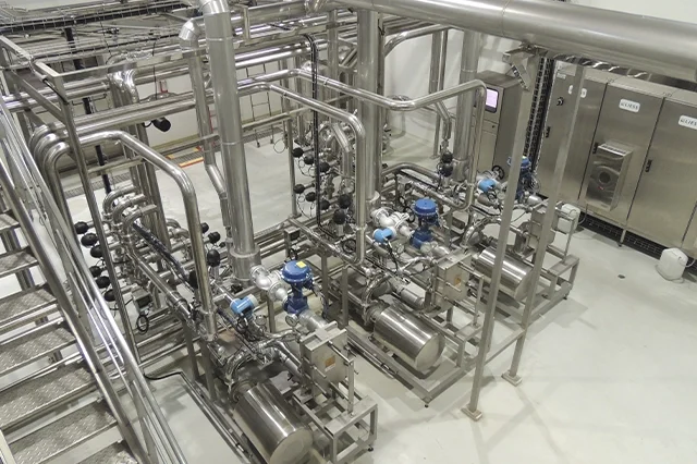 Detalhamento de conjunto de válvulas industriais em sistema de automação, evidenciando precisão e confiabilidade.