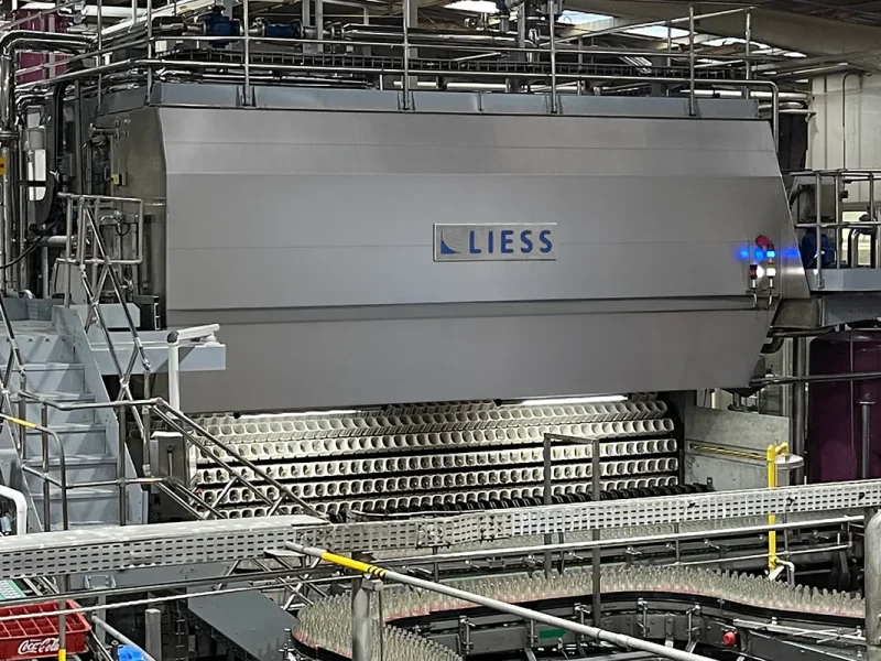 Unidade de processamento industrial de bebidas, demonstrando tecnologia avançada e integração completa.