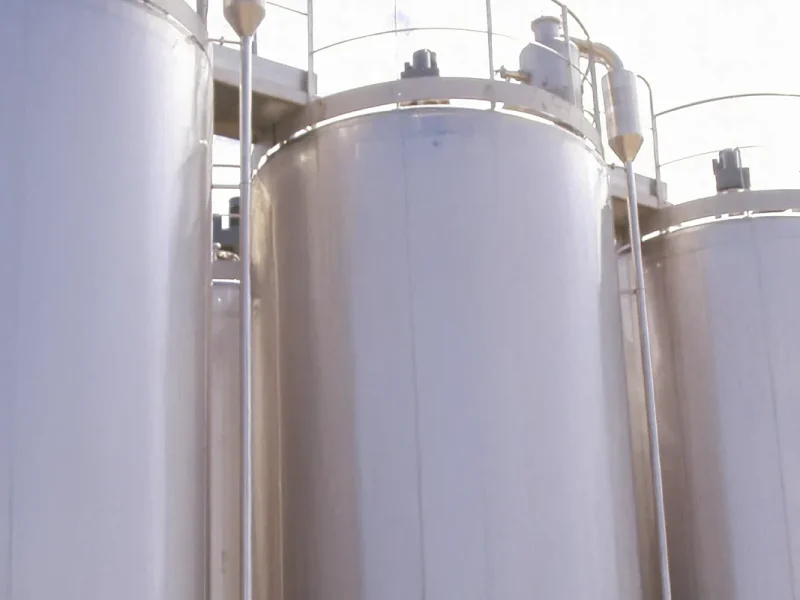Tanque industrial em aço inoxidável com acabamento sanitário, assegurando padrões técnicos elevados
