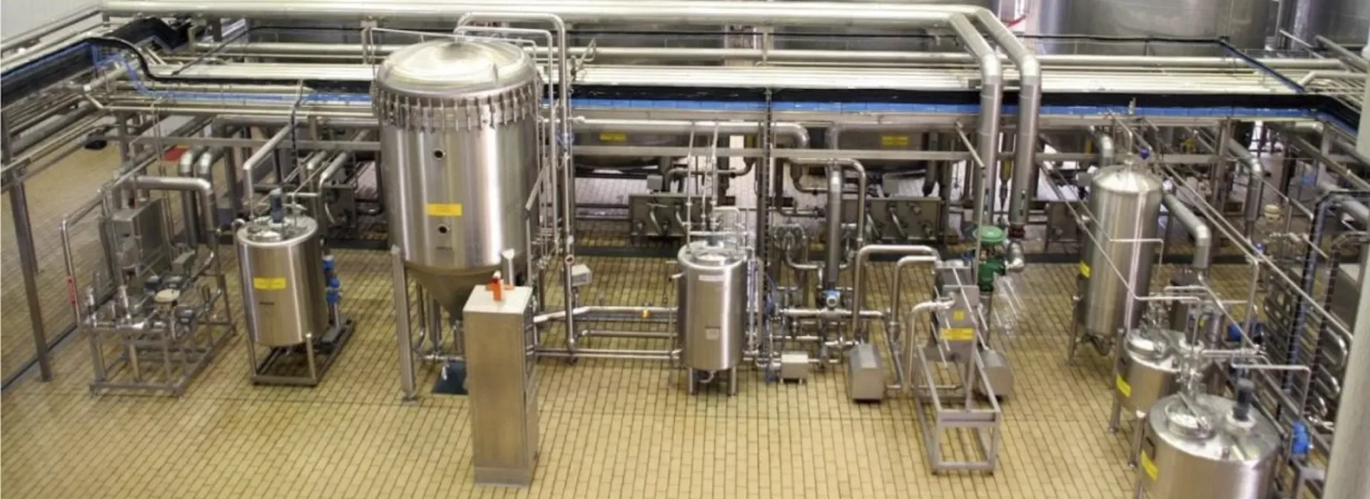 Estrutura fabril com sistemas de bombeamento e tubulações, ilustrando soluções completas para processos industriais.