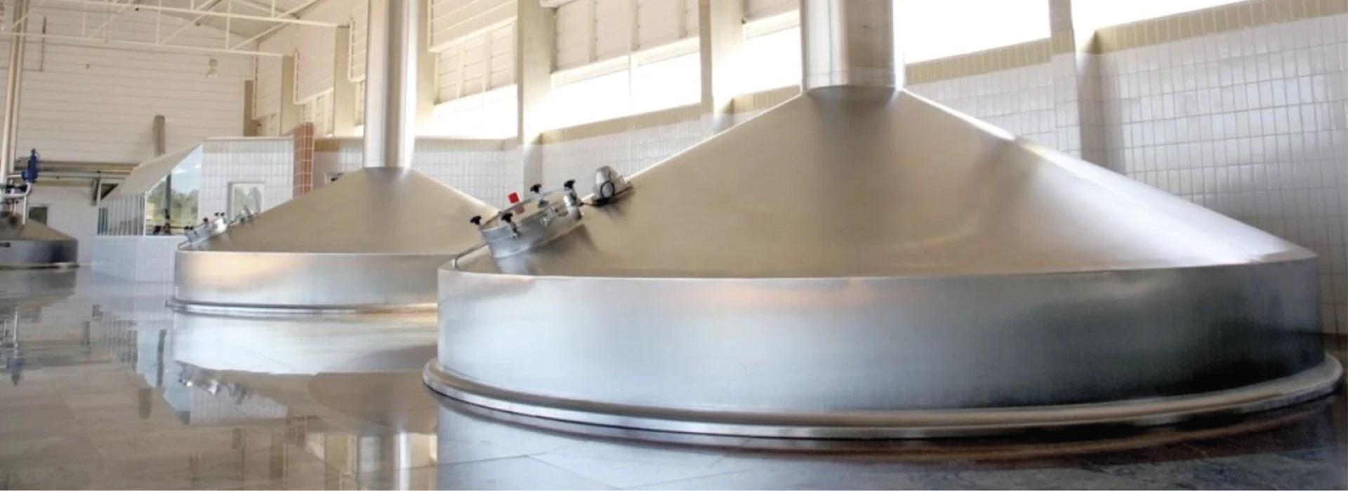 Tampa de tanque industrial em aço inoxidável, ilustrando atenção aos detalhes e segurança no processo produtivo.