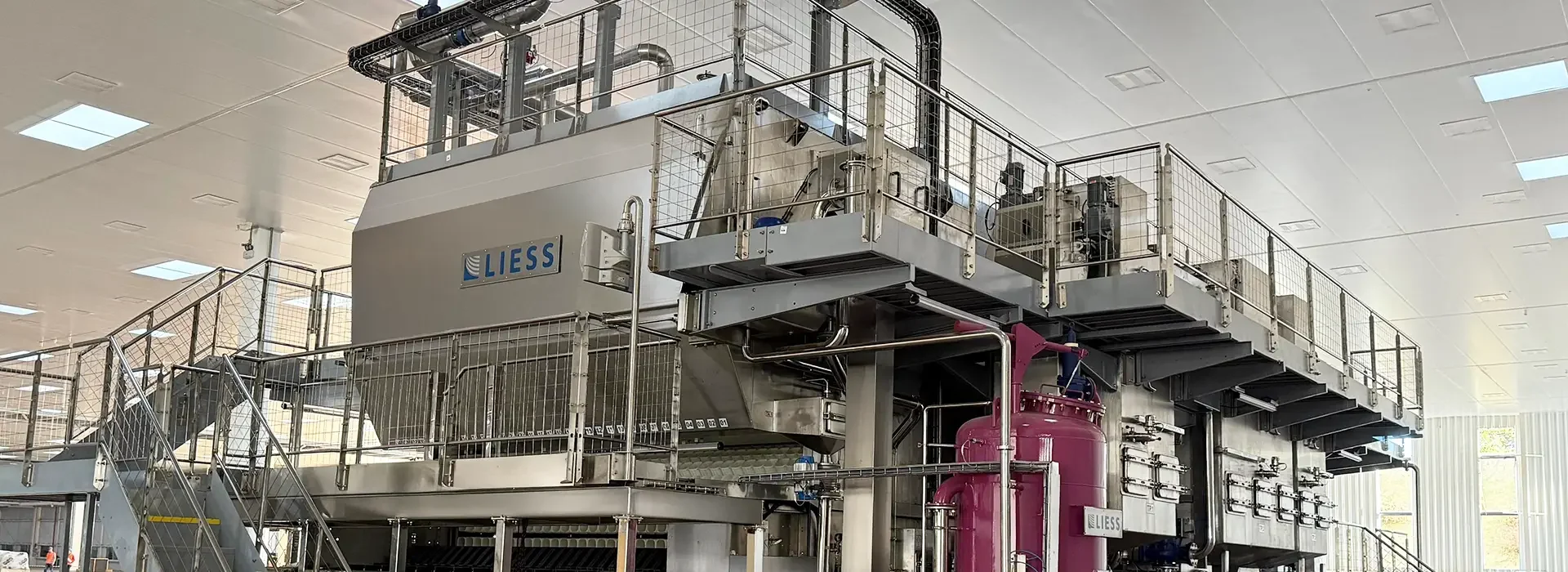 Linha de produção automatizada para processamento de bebidas, reforçando o fornecimento de soluções completas e eficientes.