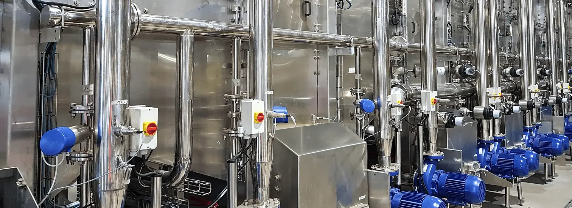 Instalação industrial com equipamentos interligados, demonstrando aplicação da “Tecnologia na Dose Certa” para otimização de processos.