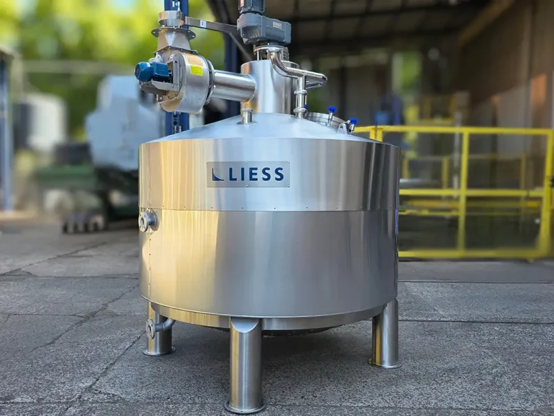 Linha de produção automatizada de envase de líquidos, ressaltando o compromisso com soluções completas e alta produtividade.